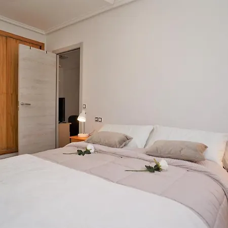 7 Mins From The Beach, Shared Pool Free Wifi. アパート