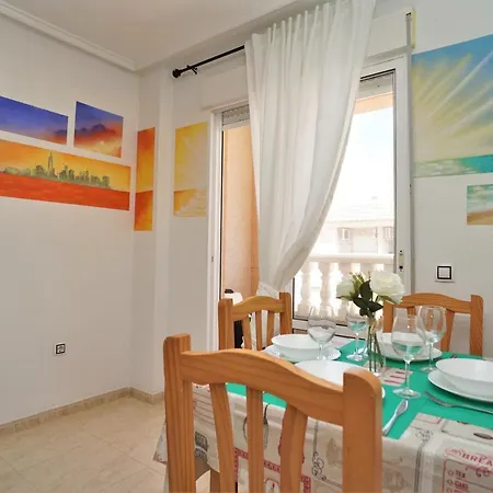7 Mins From The Beach, Shared Pool Free Wifi.
