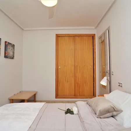 7 Mins From The Beach, Shared Pool Free Wifi.