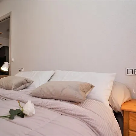 7 Mins From The Beach, Shared Pool Free Wifi.