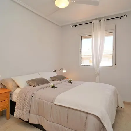7 Mins From The Beach, Shared Pool Free Wifi. *