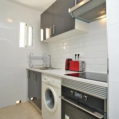 7 Mins From The Beach, Shared Pool Free Wifi. * تورّيفيِخا