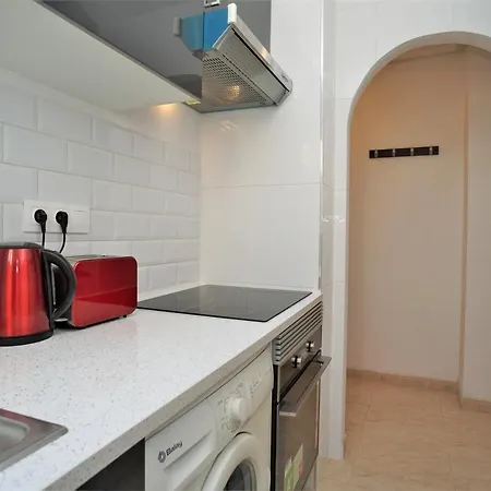 7 Mins From The Beach, Shared Pool Free Wifi.
