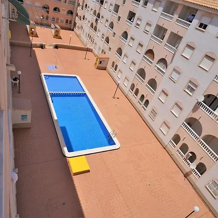 7 Mins From The Beach, Shared Pool Free Wifi.